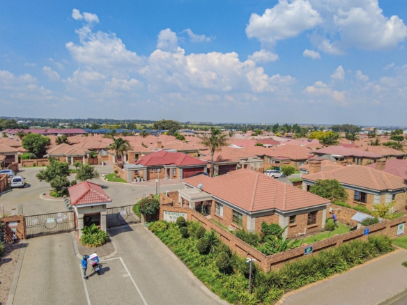 A magnificently well manicured unit offering a large landscaped garden and entertainment area.