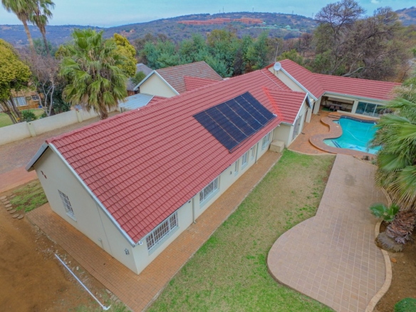 A neat family home in the heart of Glenvista offering space and loads of parking
