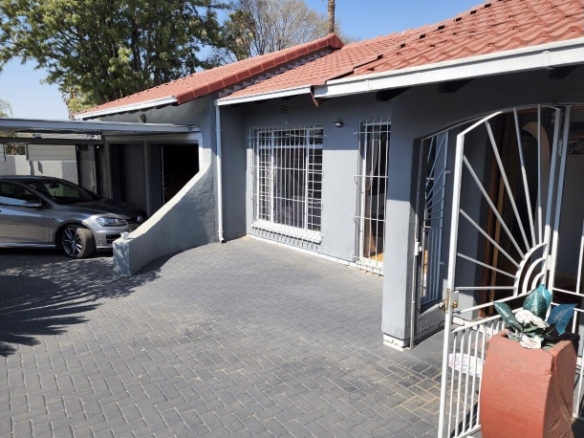 Neat family home with extra carports , just move in.