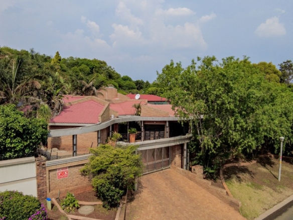 Large face brick family home in the heart of meyersal!
