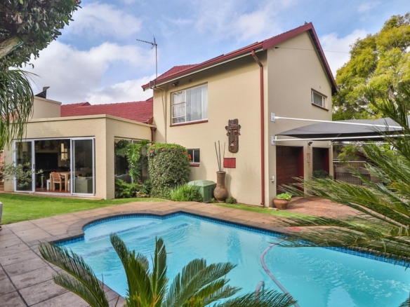 FAMILY LIVING AT ITS BEST! IMMACULATE HOME!