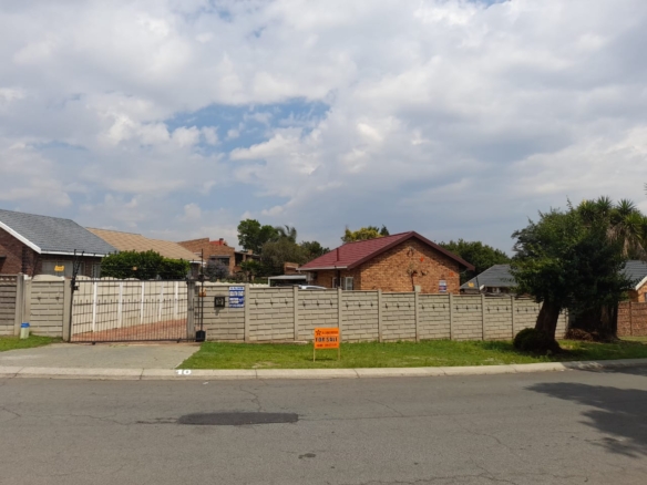 ‘’EXCLUSIVELY BUT SOLELY GIVEN TO US, TO PRESENT TO YOU: A SAFE, SECURE & SPACCIOUS – ENTERTAINER DELIGHT 3 BEDROOMS, BATHROOMS HOME”