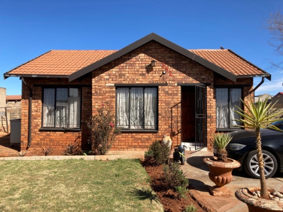This cosy face brick corner stand property has become available.