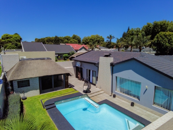 EXQUISITE FAMILY HOME with a FLATLET