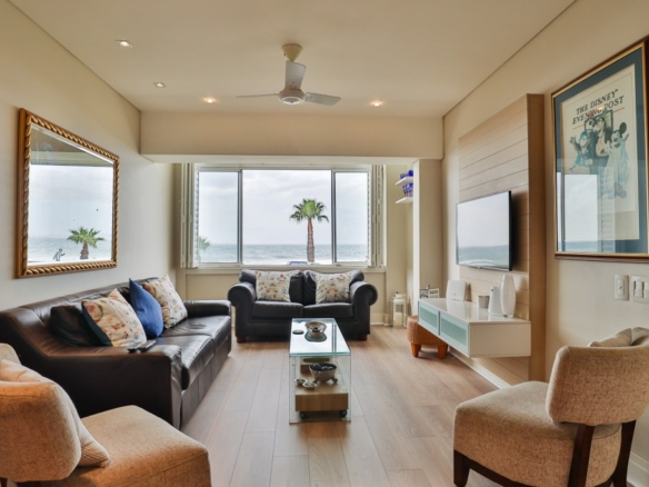 Set on the Atlantic Oceans edge in the desirable suburb of Mouille Point