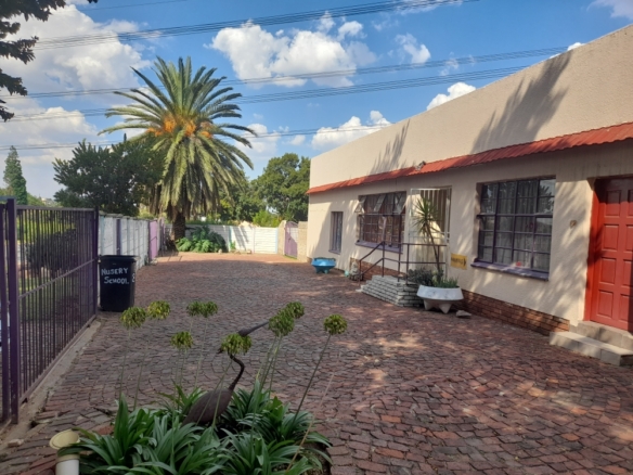 ” One of the rare opportunity property up for grab with business rights: used as nursery school, nail clinic, massage & spar “