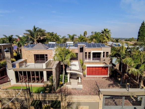 Elegant facebrick family splendour in a boom