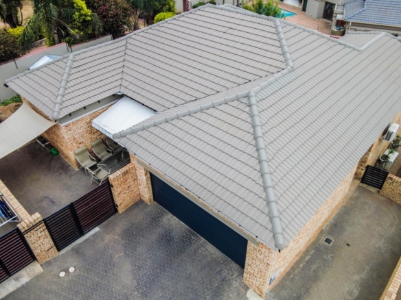 This exquisite single storey facebrick freehold unit offers glamours finishes in a secure complex