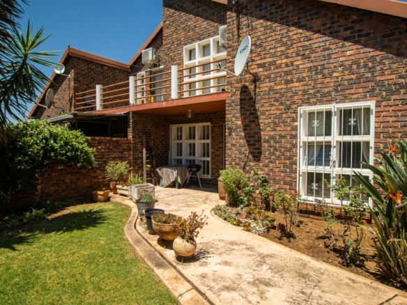 Discover the perfect blend of comfort and convenience in this Pet friendly Townhouse.