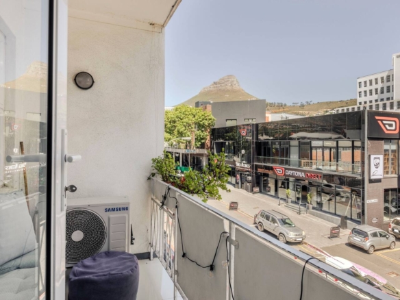 Discover the allure of city living with our stunning 2-bedroom, 1-bathroom apartment for sale in Cape Town’s coveted City Bowl.