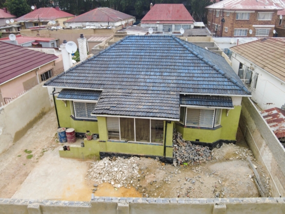 ” 3 bedroom house plus 4×1 bed apartment up for grabs in rosettenville “
