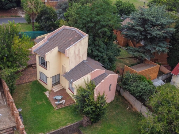 **Investment Opportunity: Renovate and Revitalize a 3-Bedroom House with Pool in Suideroord**