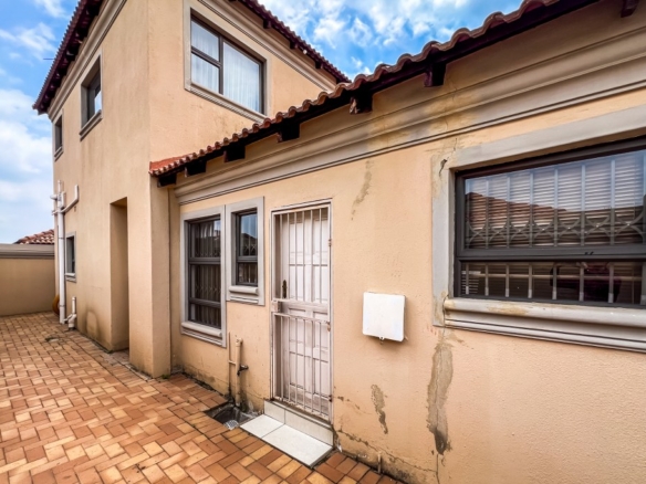 Exceptional Investment Opportunity: 3-Bedroom House with Great Potential in Alveda Park