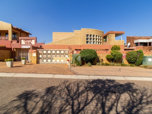 **Charming Duplex for Sale in Secure, Pet-Friendly Neighborhood**