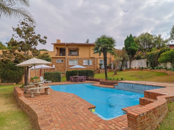 Charming Home with Panoramic Views and Separate 2-Bedroom Cottage