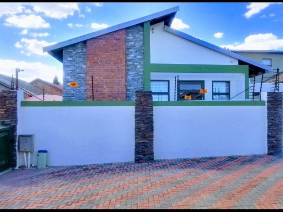 This stunning property has being renovated and it’s a modern living lifestyle in the heart of Naturena Ext 26.