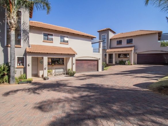 Spacious, Pet friendly Cluster in cul-de-sac