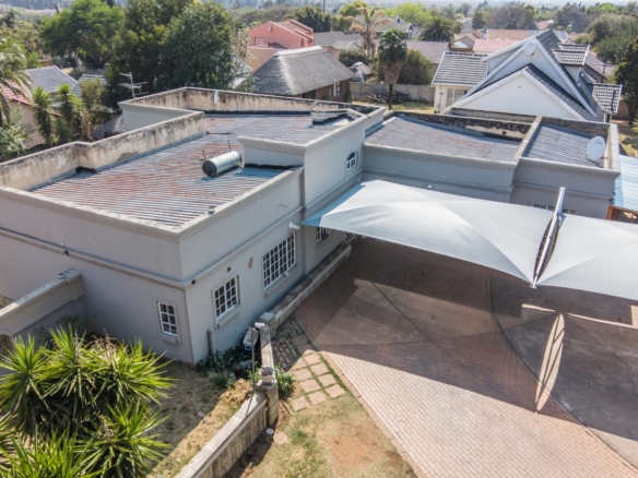 Stunning Family Home With A Flatlet in Brackendowns!