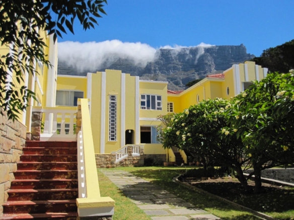 Cozy 1-Bedroom Apartment in Vredehoek, Cape Town