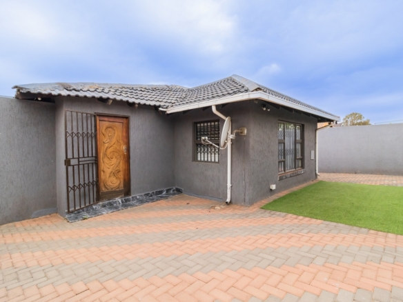 **Stunning 3-Bedroom Home for Sale in Ormonde View**