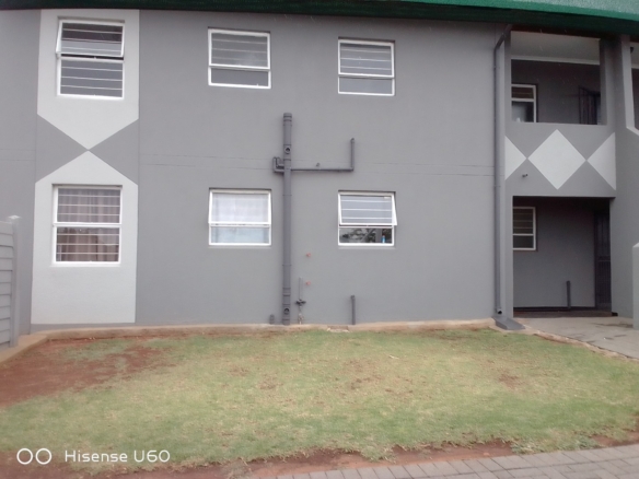 If you’re a young couple or a small family, this unit in a sought-after complex is perfect for you.
