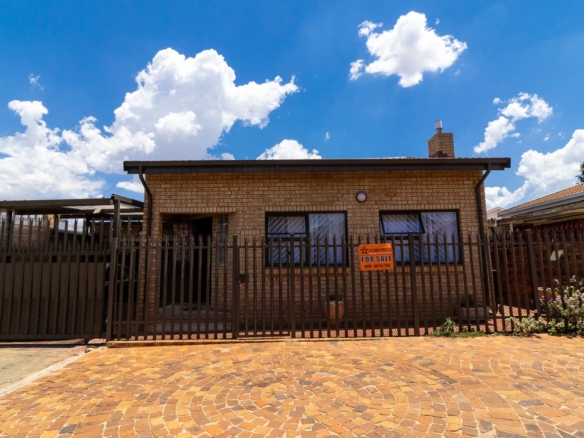 Lovely, Cozy Home with Granny Flat in Lenasia Ext 6