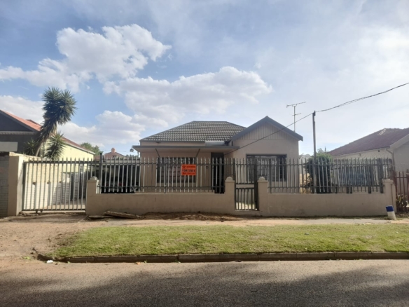 Beautiful 5 bedroom house and 2 full cottages up for grabs