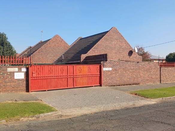 Charming 2-Bedroom Townhouse for Sale – Forest Hill, Johannesburg
