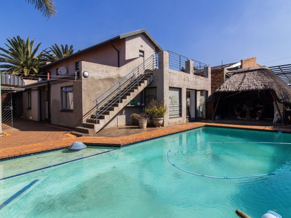 Stunning 4-Bedroom Double-Storey Deluxe in Sought-After Lenasia Ext 8