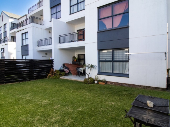 Ground Floor Luxury Townhouse with Private Garden – Pet Friendly!